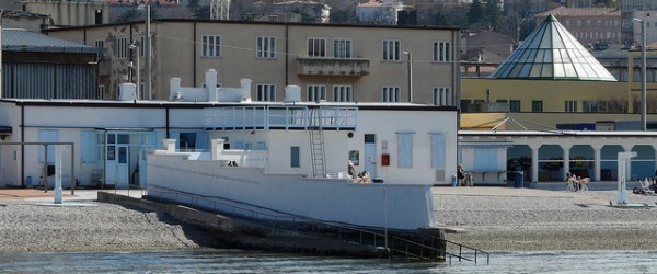 Uomini e donne separati al mare: l’ultimo “muro” d’Europa è a Trieste