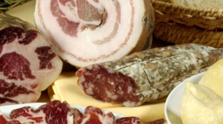 Vino, salame, formaggio e frasca: che divertenti le osmize di Trieste!